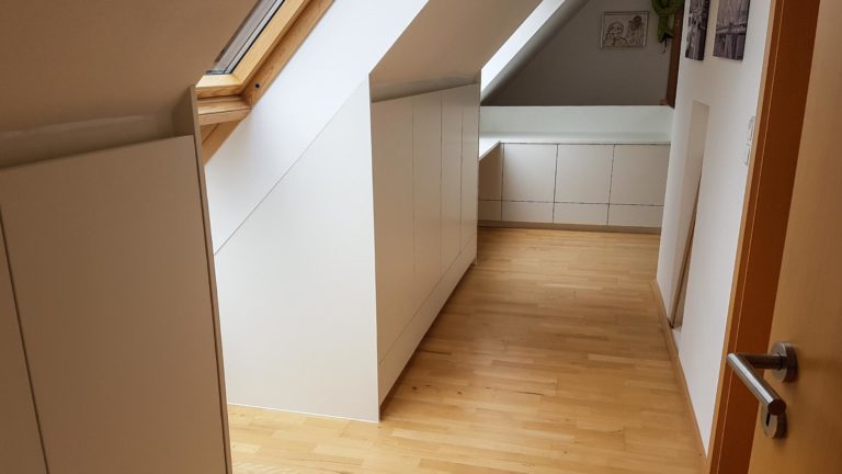Einbauschränke in einer Dachschräge mit Aussparungen für besseren Lichteinfall