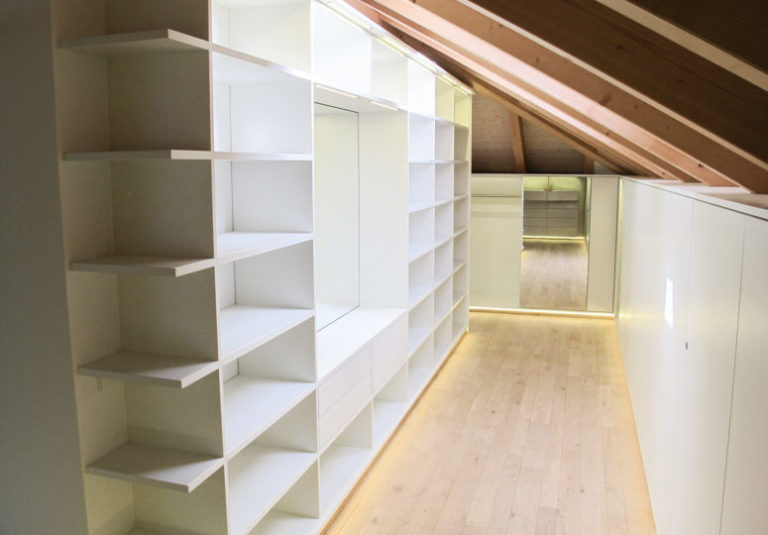 Ankleidezimmer mit Einbauschränken in Dachschräge